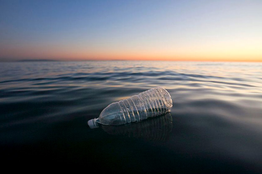 garrafa em oceano
