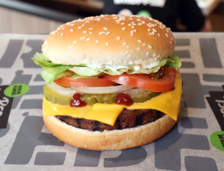 Famosa rede de fast food vai distribuir hambúrgeres e refrigerante