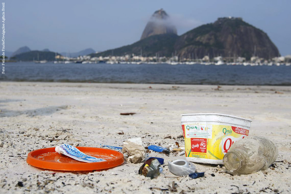 Lixo em praia do RJ_Foto Fernando Frazao_Divulgacao Agencia Brasil