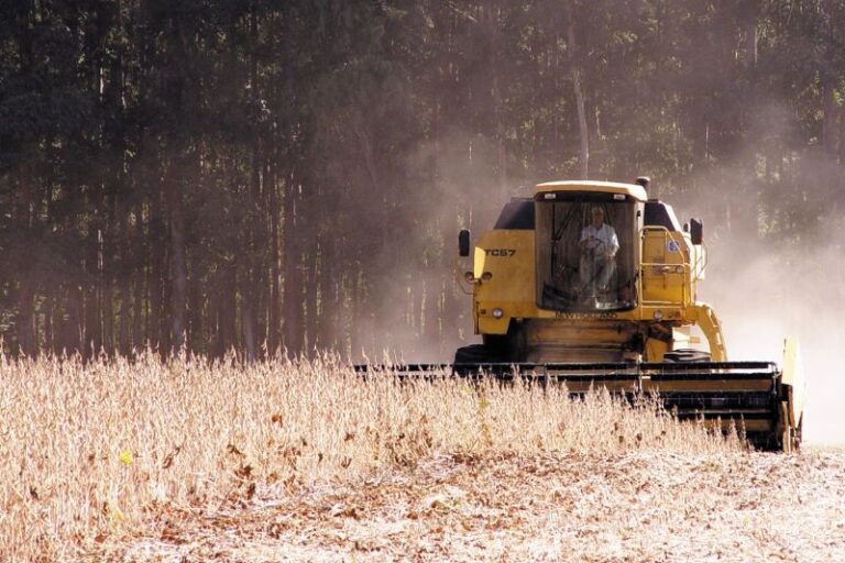 Colheitadeira na plantacao de soja- Foto Granol