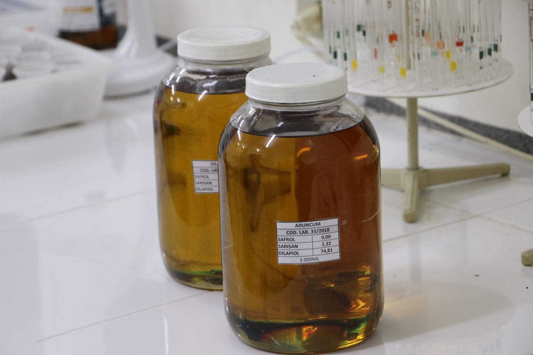 Amostras de óleo essencial em laboratório