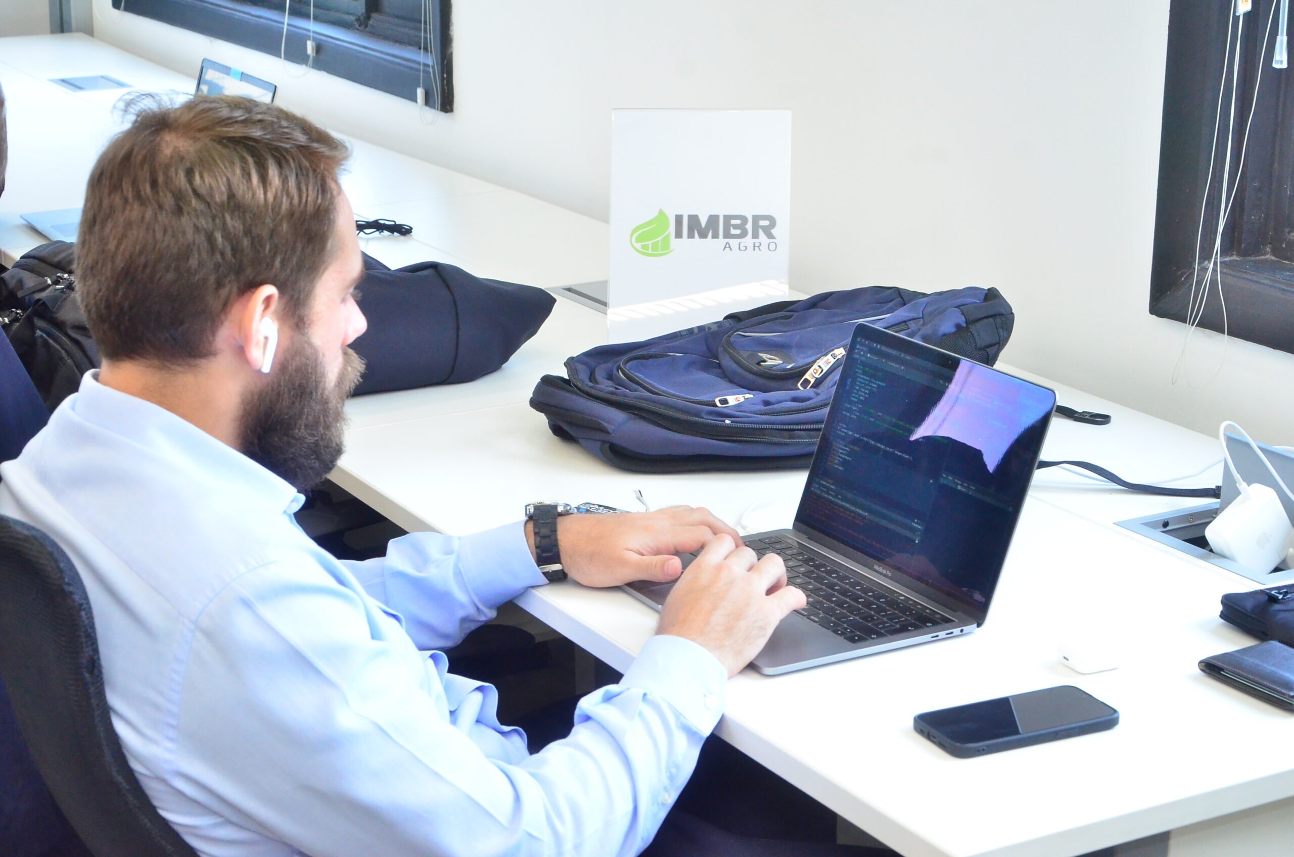 CEO da startup IMBR AGRO usa as posições de trabalho disponibilizadas pelo SNASH. Foto: SNA