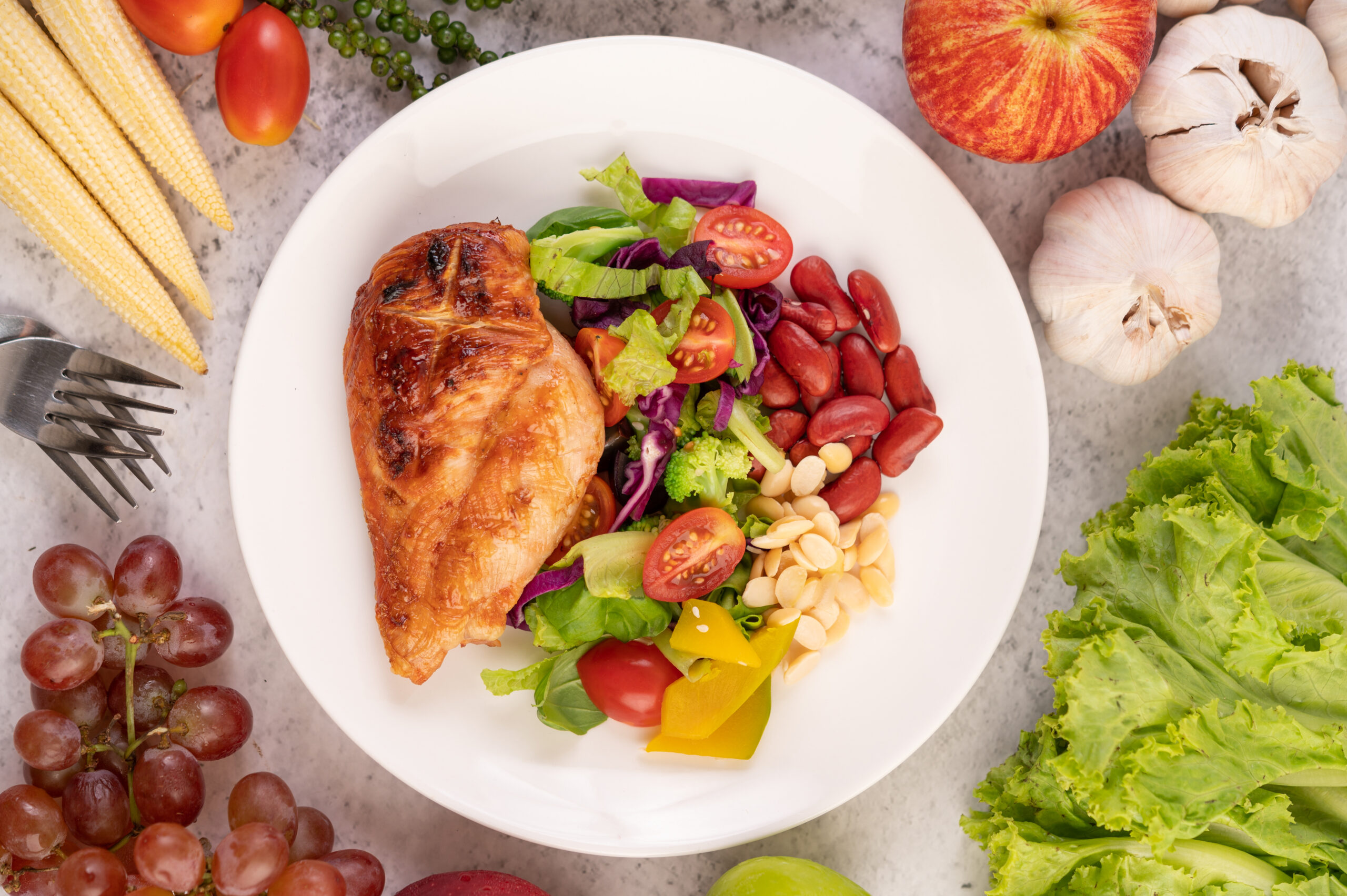 Chicken steak topped with white sesame, peas, tomatoes, broccoli