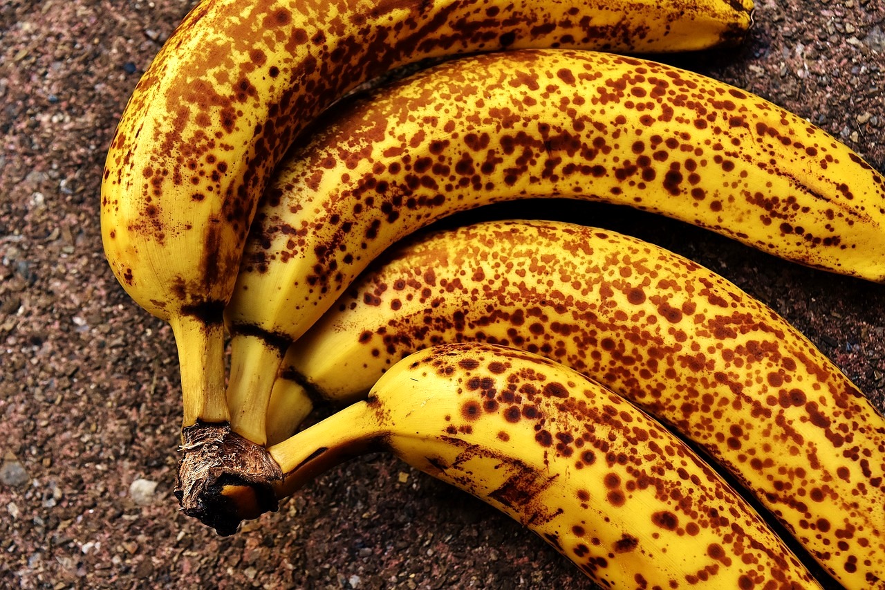 Método inovador transforma cascas de banana em filmes bioplásticos