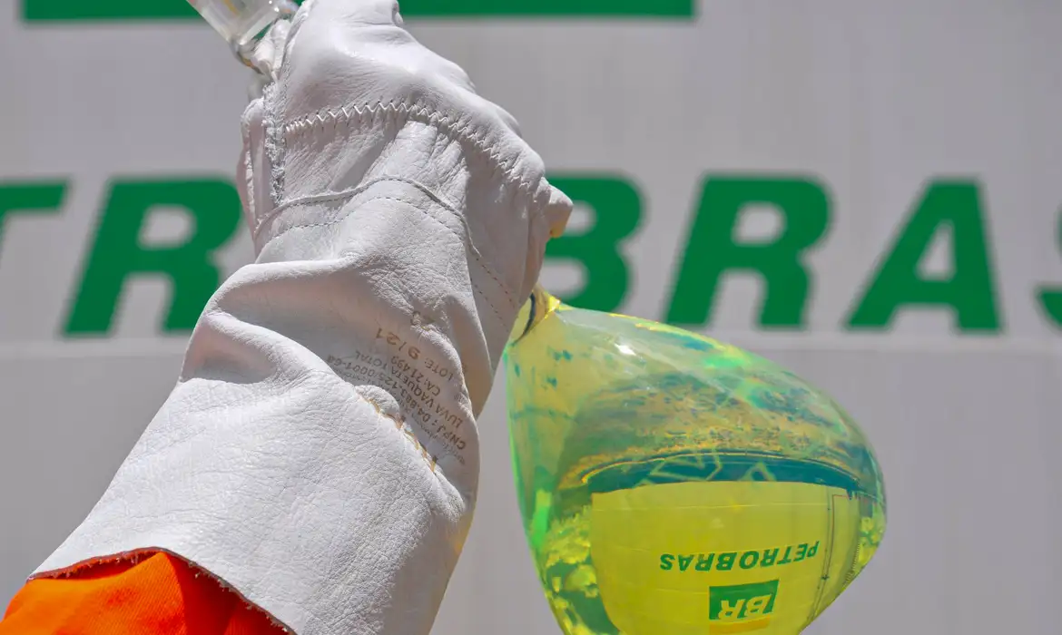 amostra_de_diesel_r5_-_foto_michel_chedid_agencia_petrobras