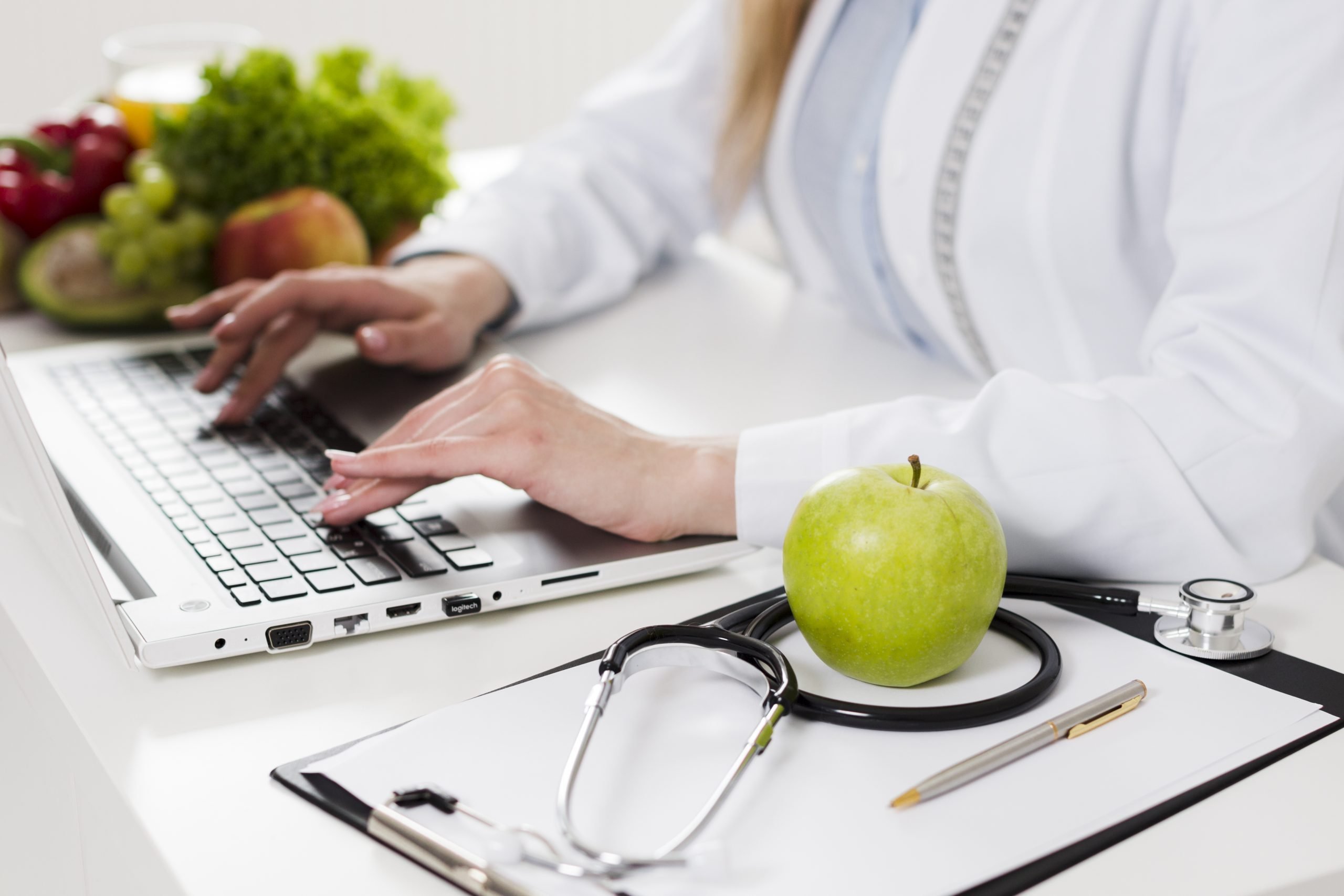 conceito-de-dieta-com-cientista-feminina-e-comida-saudavel