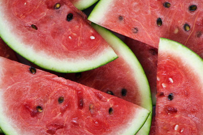 fatias-de-melancia-vermelha-suculenta-freepik-editada