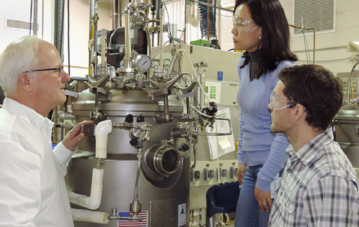 Mark Jackson, Nilce Kobori e Gabriel Mascarin com o biorreator – Foto-Arquivo USDA ARS-editado