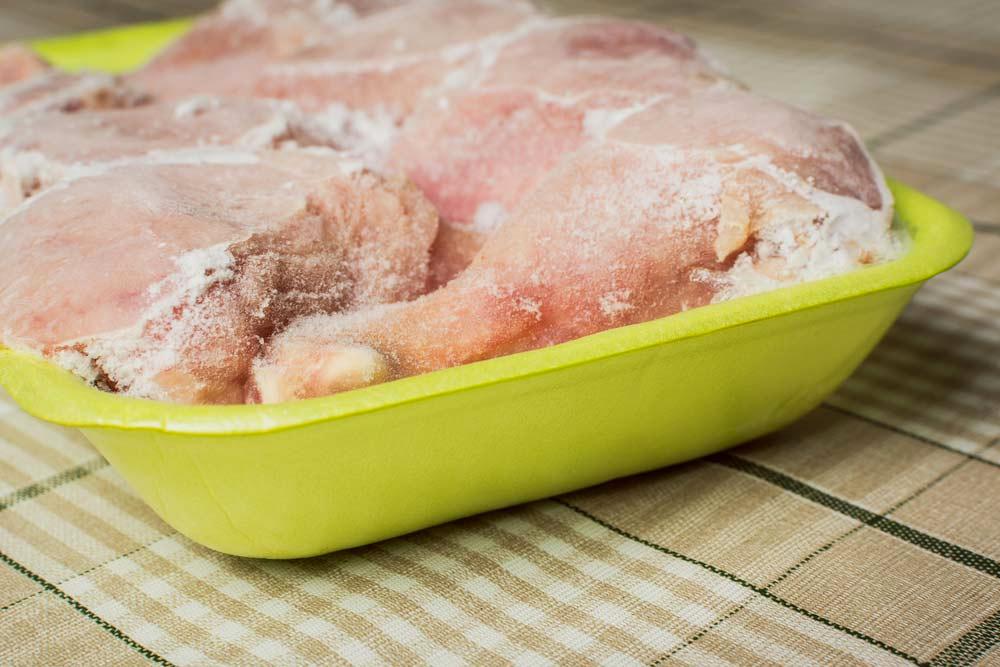Descongelar frango na pia é seguro?