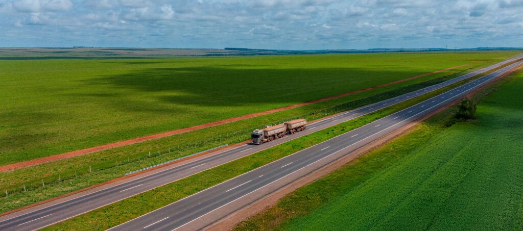 Transporte de grãos no Brasil custa até 48% mais que nos EUA, diz CNA