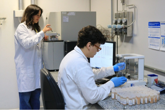Sarah Tenelli e Carlieze da Conceição durante experimento no laboratório da Unidade de Biorrenováveis do CNPEM-editada